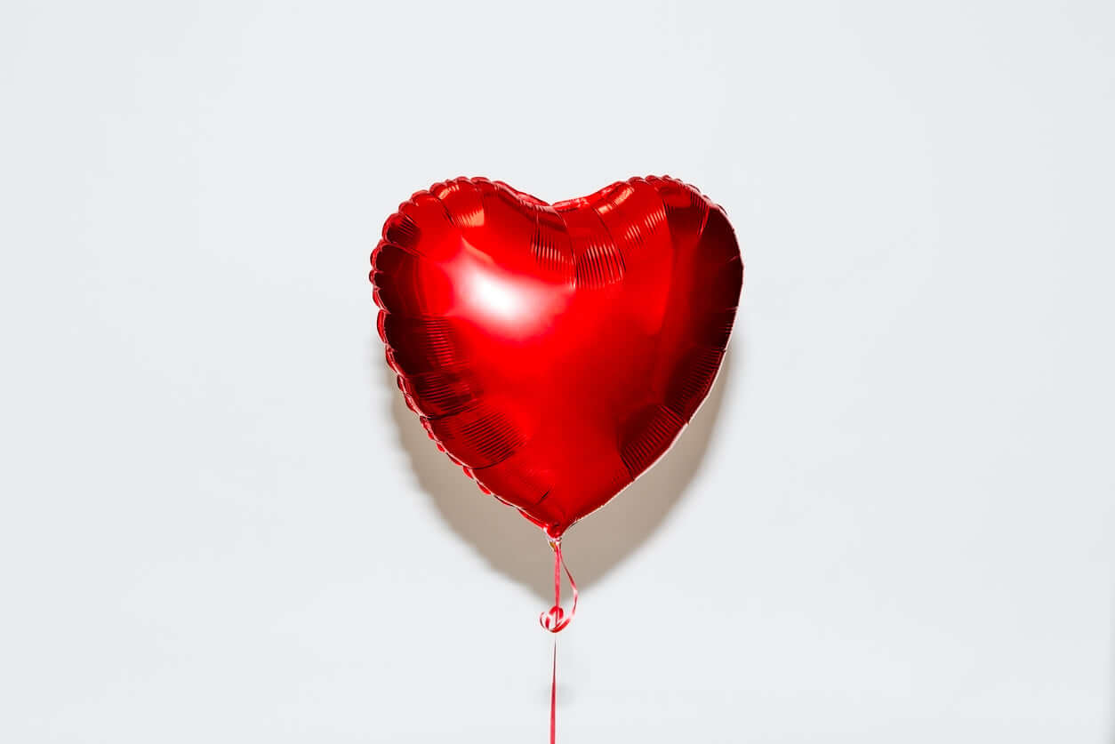 Herzluftballon Helium – roter Herzballon schwebt elegant in der Luft, ideal für besondere Anlässe.