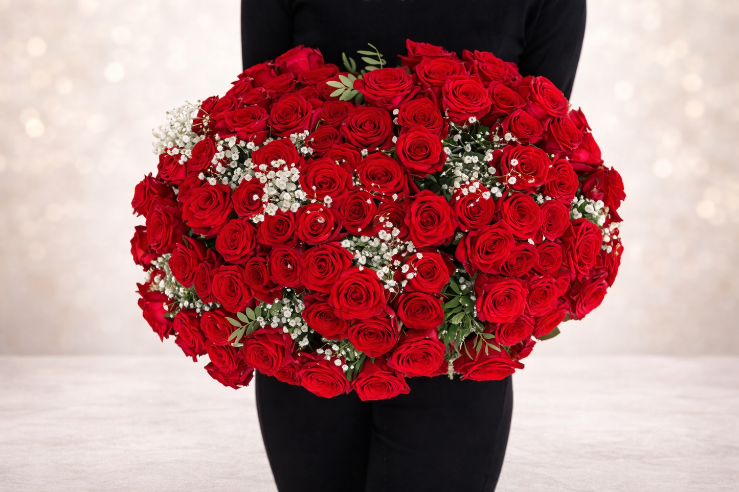 Rote Rosen mit Schleierkraut