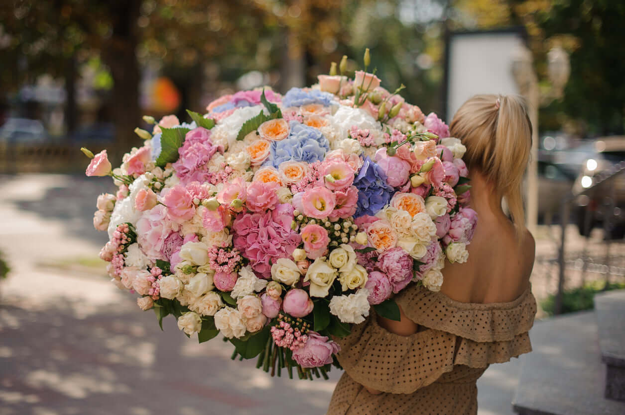 Luxury Meredith: Prachtvoller Blumenstrauß aus Hortensien, Rosen und Lisianthus in sanften Pastelltönen.
