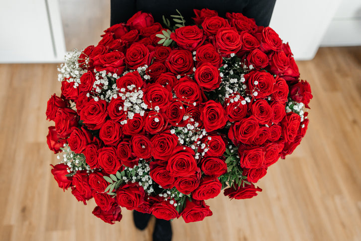 Rote Rosen mit Schleierkraut