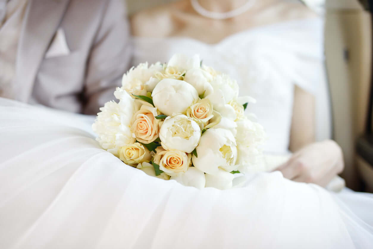 Brautstrauß "Harmony" aus weißen Pfingstrosen und cremefarbenen Rosen, perfekt für Hochzeiten.